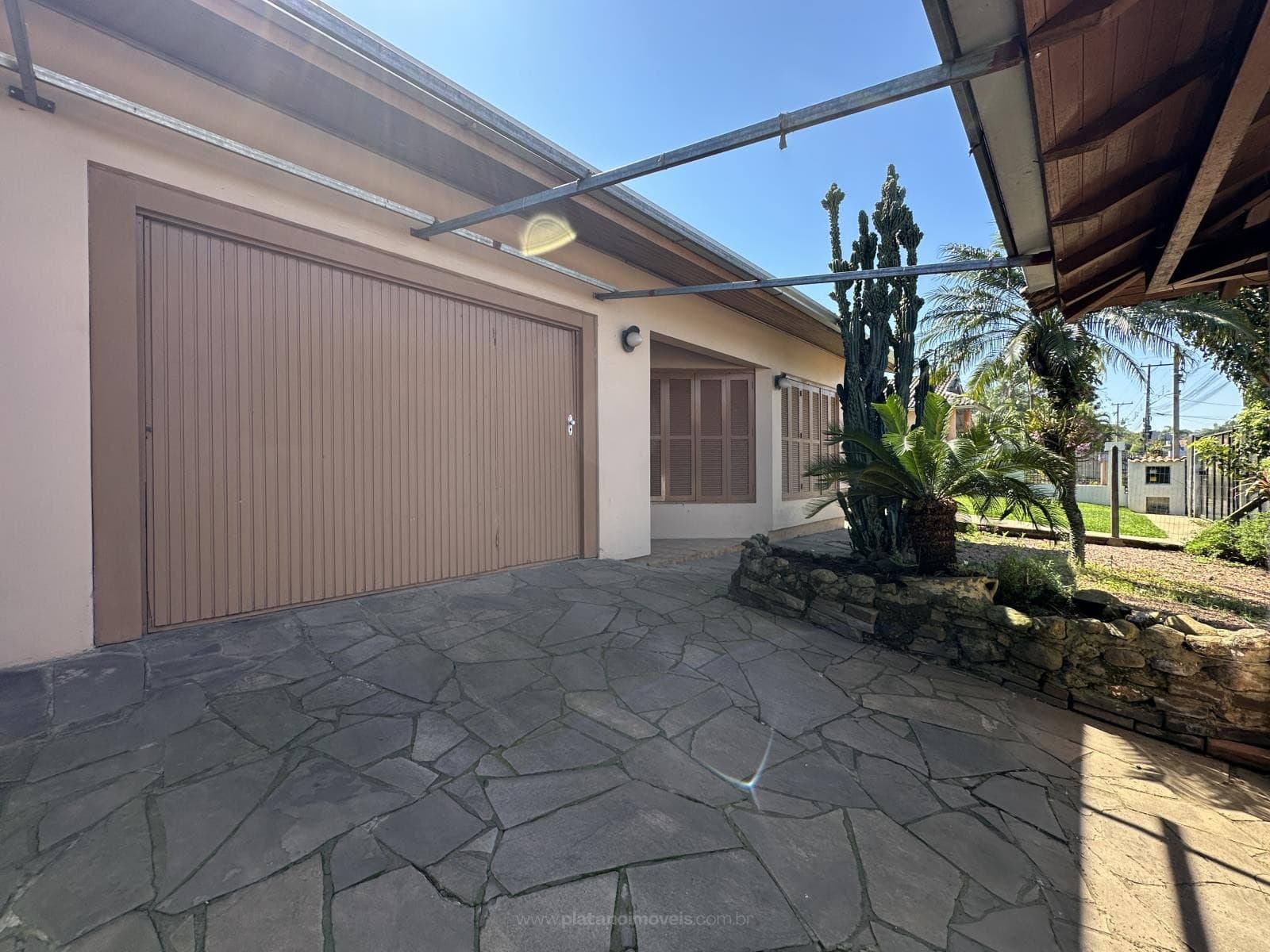 CASA COM 3 DORMITÓRIOS (1 SUÍTE), 2 VAGAS, 544M² ÁREA TOTAL À VENDA - Imagem 2