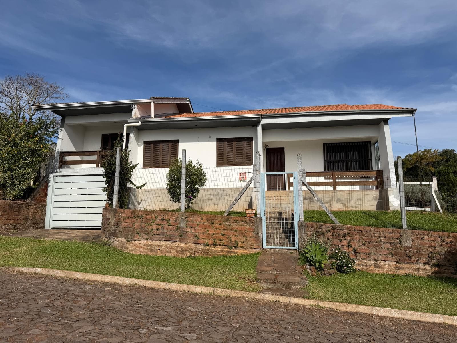 CASA COM 3 DORMITÓRIOS, 1 VAGA, 159M² ÁREA TOTAL À LOCAÇÃO - Imagem 1
