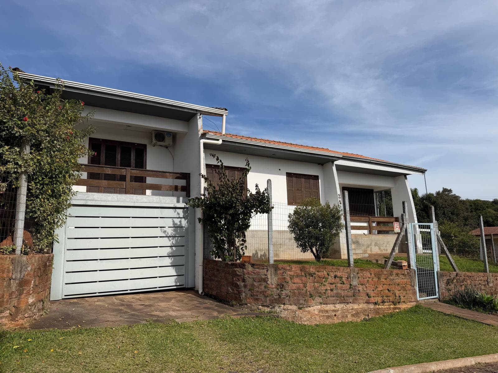 CASA COM 3 DORMITÓRIOS, 1 VAGA, 159M² ÁREA TOTAL À LOCAÇÃO - Imagem 2