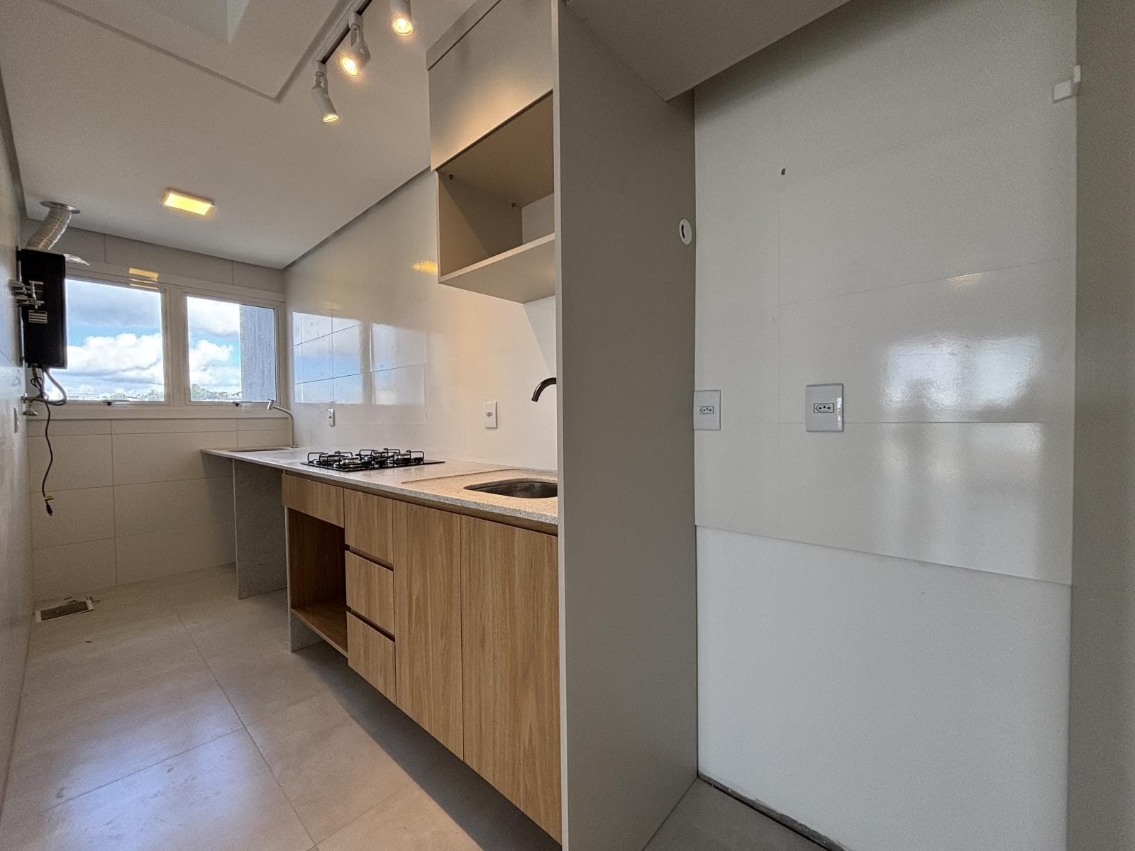 APARTAMENTO COM 2 DORMITÓRIOS, 1 VAGA, 82M² ÁREA TOTAL À LOCAÇÃO - Imagem 2