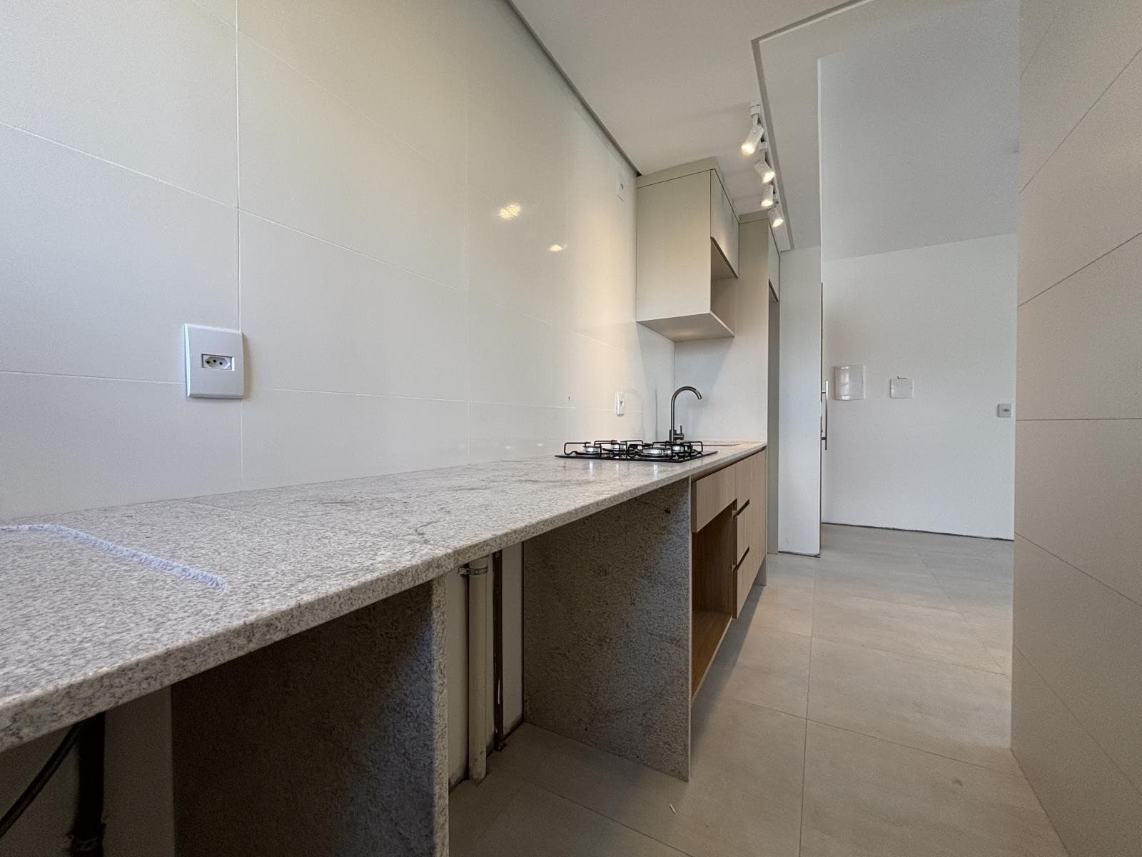 APARTAMENTO COM 2 DORMITÓRIOS, 1 VAGA, 82M² ÁREA TOTAL À LOCAÇÃO - Imagem 4