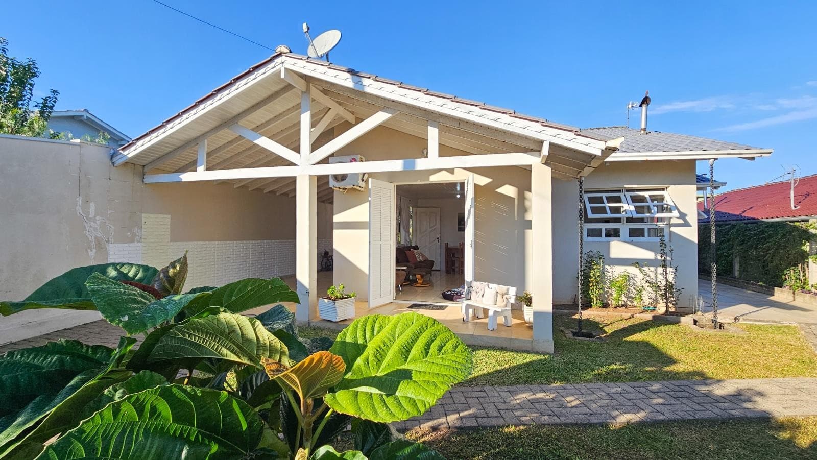 CASA COM 2 DORMITÓRIOS, 2 VAGAS, 411M² ÁREA TOTAL À VENDA - Imagem 1