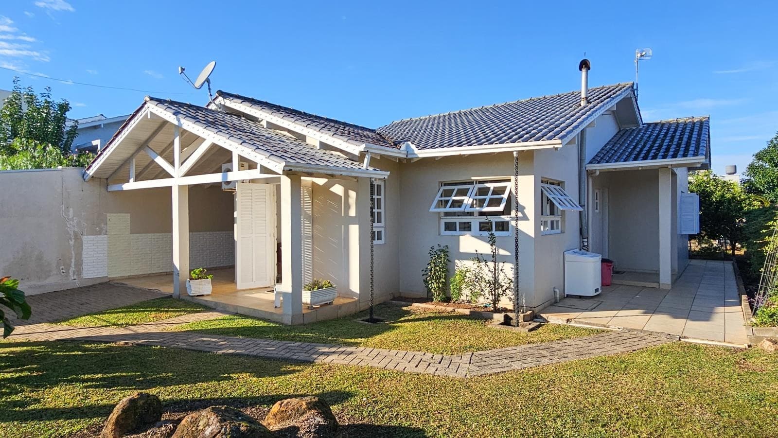 CASA COM 2 DORMITÓRIOS, 2 VAGAS, 411M² ÁREA TOTAL À VENDA - Imagem 2