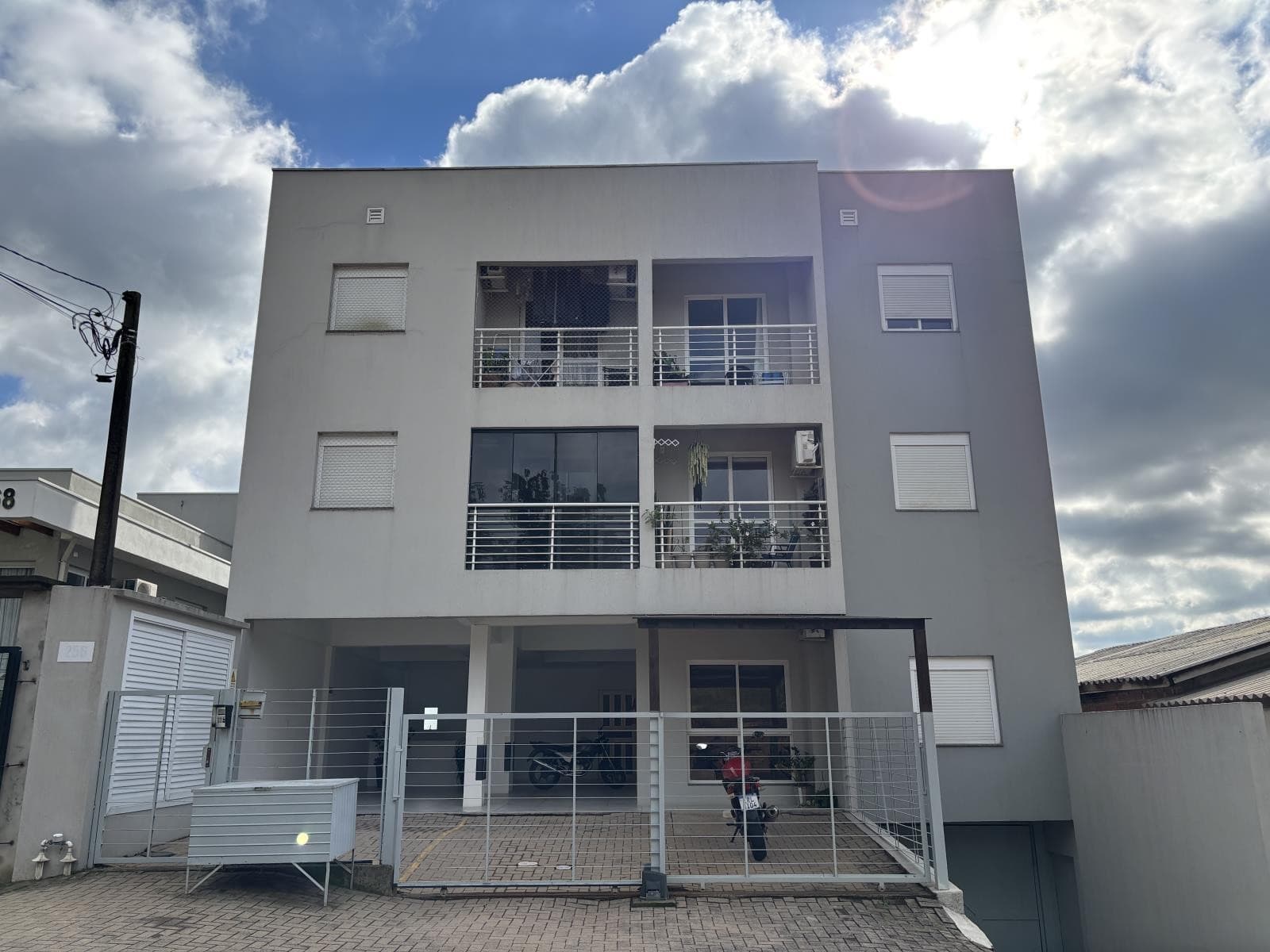 APARTAMENTO COM 2 DORMITÓRIOS, 2 VAGAS, 68M² ÁREA TOTAL À LOCAÇÃO - Imagem 2