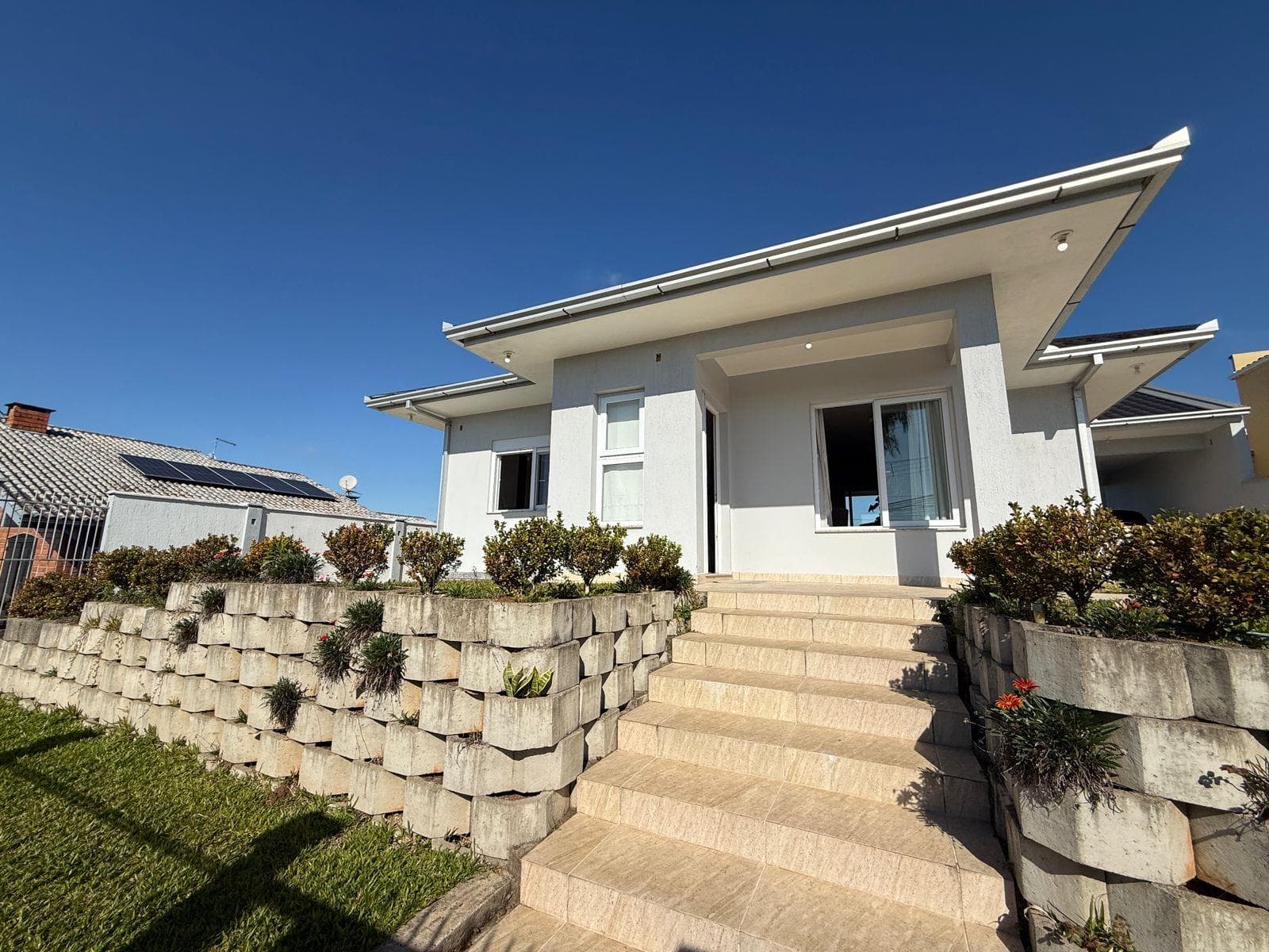 CASA COM 3 DORMITÓRIOS (1 SUÍTE), 2 VAGAS, 800M² ÁREA TOTAL À VENDA - Imagem 2