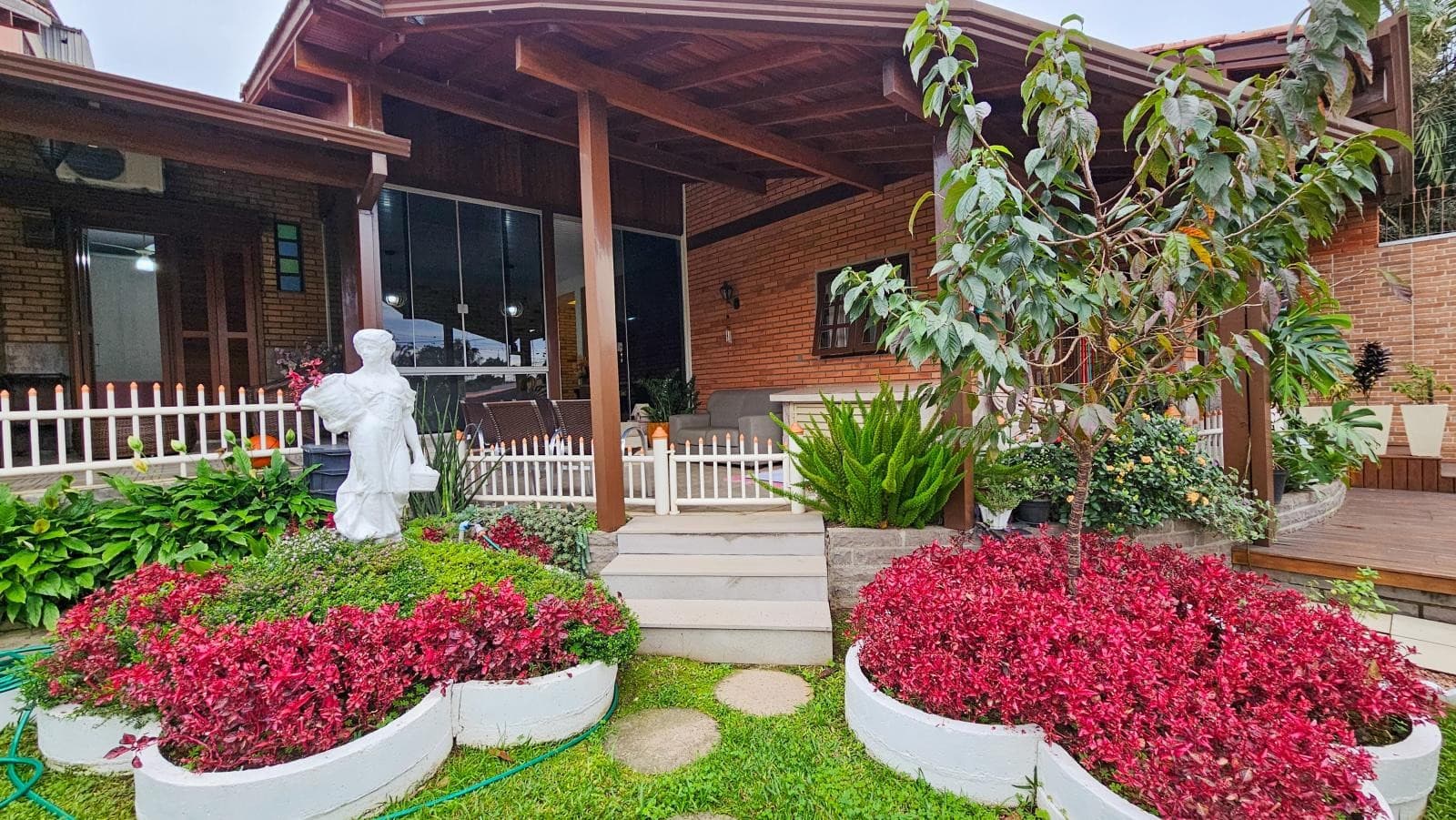 CASA COM 3 DORMITÓRIOS, 2 VAGAS, 624M² ÁREA TOTAL À VENDA - Imagem 4