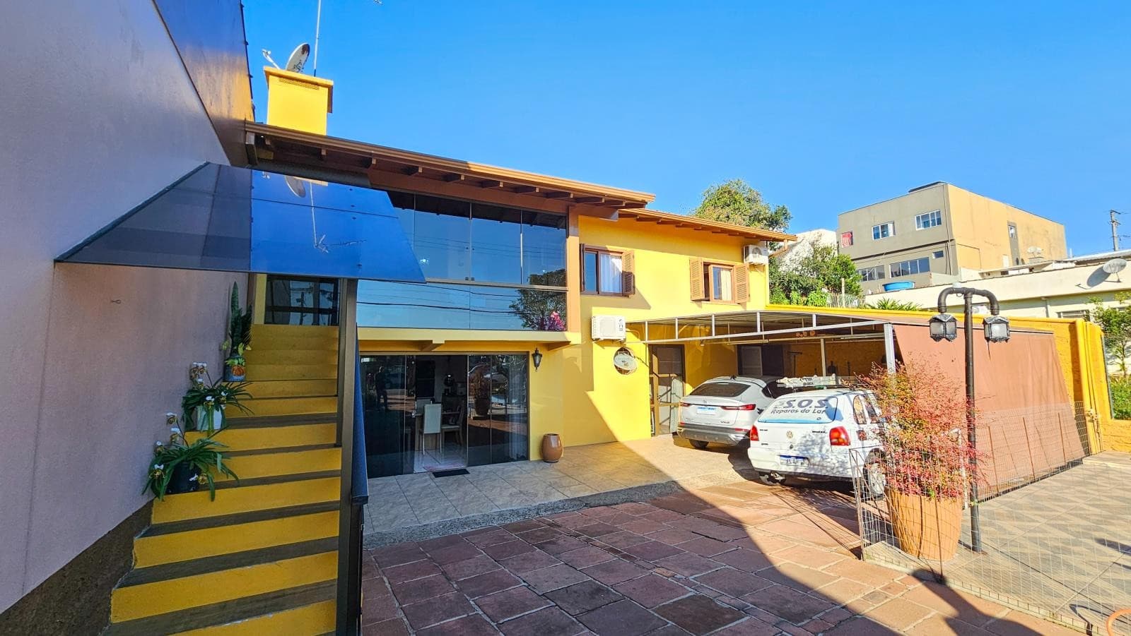 CASA COM 4 DORMITÓRIOS, 2 VAGAS, 500M² ÁREA TOTAL À VENDA - Imagem 1
