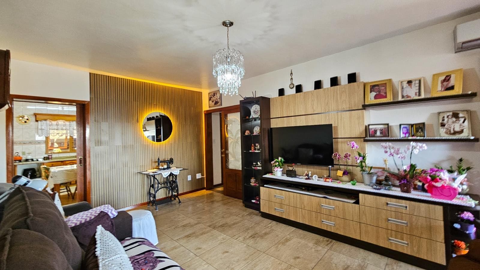 CASA COM 4 DORMITÓRIOS, 2 VAGAS, 500M² ÁREA TOTAL À VENDA - Imagem 2