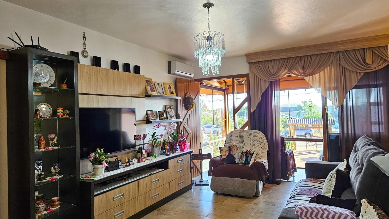 CASA COM 4 DORMITÓRIOS, 2 VAGAS, 500M² ÁREA TOTAL À VENDA - Imagem 3